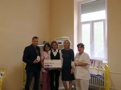 Nemocnica Komárno prevzala desať monitorov dychu od darcu, ktorý podporuje slovenské nemocnice