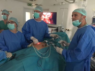 Nemocnica v Komárne si pripísala prvenstvo v zdokonalenej laparoskopickej operácii