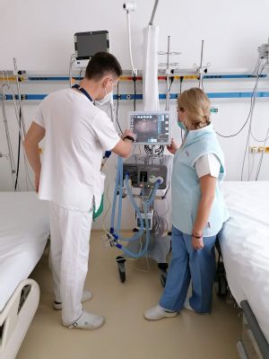 Umelá pľúcna ventilácia dáva pacientom možnosť zvládnuť kritické obdobie ochorenia COVID-19 a šancu vrátiť sa do bežného života