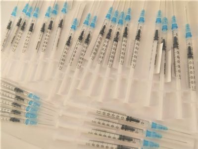 Komárňanskí zdravotníci aj v roku 2022 zabezpečujú očkovanie proti koronavírusu v štyroch centrách. Za minulý rok podali takmer 232 000 vakcín