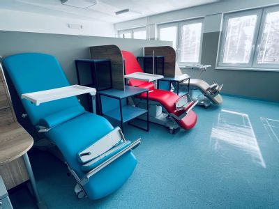 Komárňanská nemocnica zrenovovala Oddelenie klinickej a radiačnej onkológie vrátane onkostacionáru. Buduje aj pracovisko magnetickej rezonancie, ktoré v regióne chýba